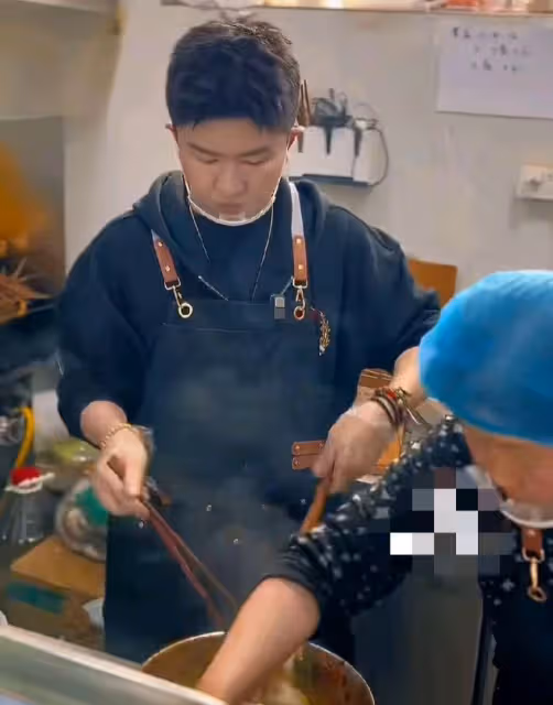 張大大現身天水麻辣燙店，變身熟練服務員引發熱議