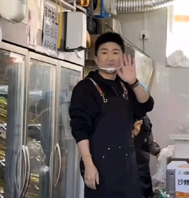 張大大現身天水麻辣燙店，變身熟練服務員引發熱議