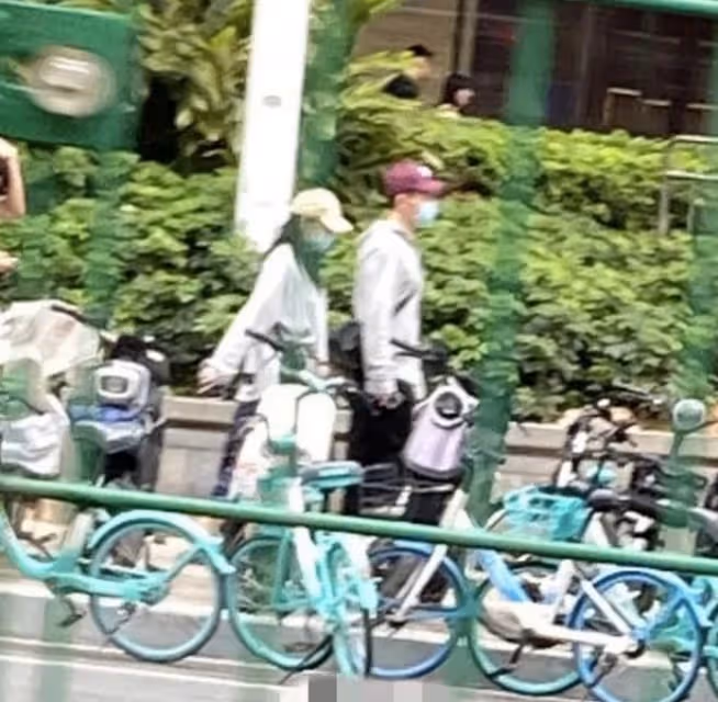 張馨予何捷甜蜜約會曝光,白衣情侶裝羨煞旁人