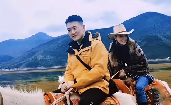 張馨予何捷甜蜜約會曝光,白衣情侶裝羨煞旁人