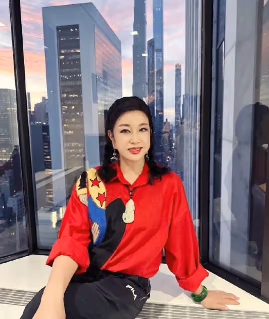 劉曉慶73歲仍懷少女心,麻花辮造型引發熱議
