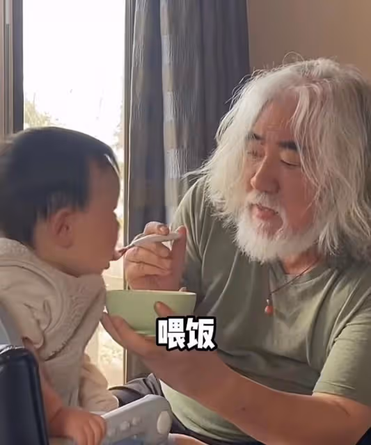 張紀中嬌妻回應懷四胎，72歲張導化身奶爸，拍胸脯保證會親自帶娃
