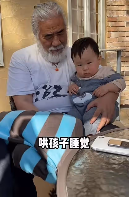 張紀中嬌妻回應懷四胎，72歲張導化身奶爸，拍胸脯保證會親自帶娃