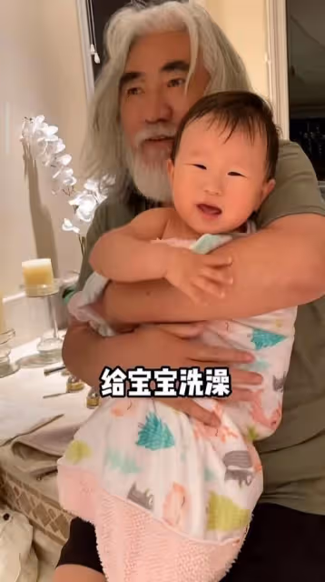 張紀中嬌妻回應懷四胎，72歲張導化身奶爸，拍胸脯保證會親自帶娃