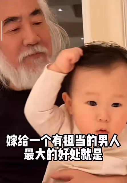 張紀中嬌妻回應懷四胎，72歲張導化身奶爸，拍胸脯保證會親自帶娃