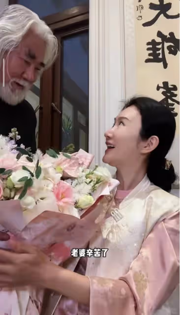張紀中嬌妻回應懷四胎，72歲張導化身奶爸，拍胸脯保證會親自帶娃