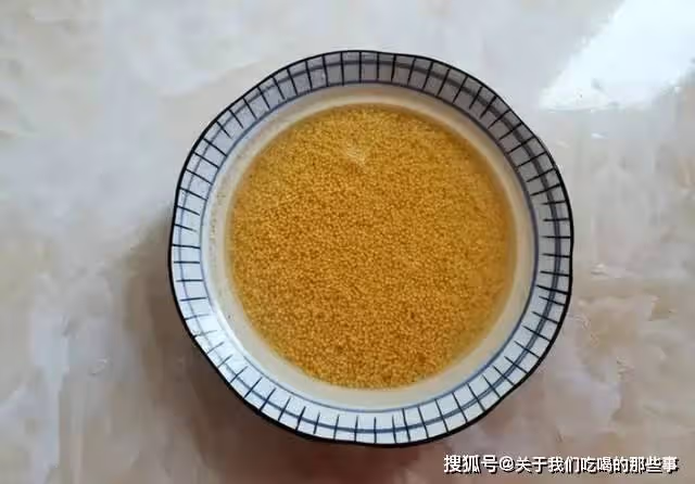 煮小米粥很多人第一步就做錯了,教你正確煮法,米油厚實粒粒開花