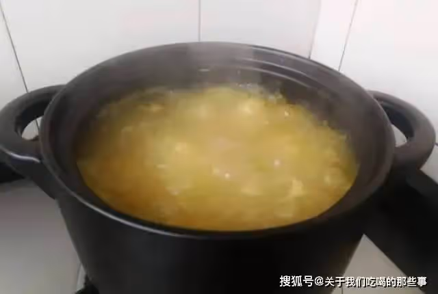 煮小米粥很多人第一步就做錯了,教你正確煮法,米油厚實粒粒開花