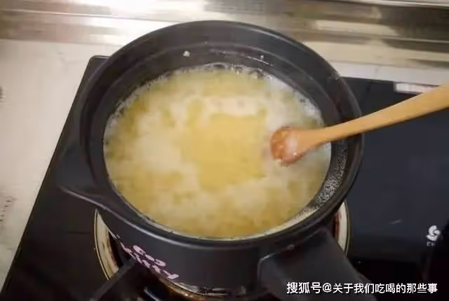 煮小米粥很多人第一步就做錯了,教你正確煮法,米油厚實粒粒開花