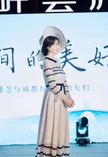 趙雅芝真是穿搭高手,穿藍色毛絨外套配同色包,口罩也呼應上