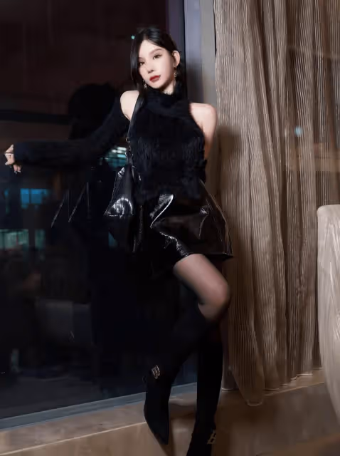 性感黑色搭配:嫵媚黑絲,迷人誘惑引領潮流,魅力無限令人心醉神迷