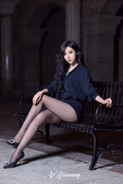 高跟鞋下的長腿女神,黑絲弔帶襪的神秘誘惑你能否抵擋得住?