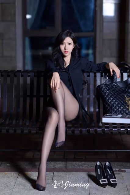高跟鞋下的長腿女神,黑絲弔帶襪的神秘誘惑你能否抵擋得住?