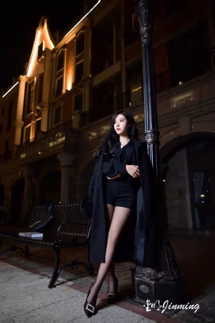 高跟鞋下的長腿女神,黑絲弔帶襪的神秘誘惑你能否抵擋得住?