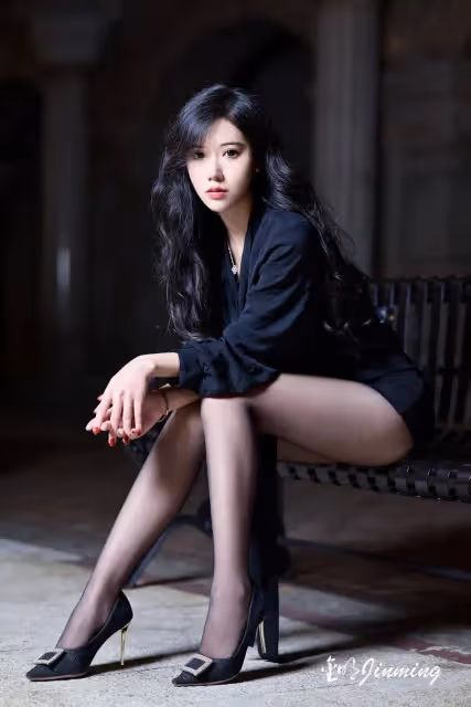 高跟鞋下的長腿女神,黑絲弔帶襪的神秘誘惑你能否抵擋得住?