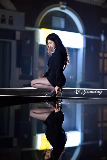 高跟鞋下的長腿女神,黑絲弔帶襪的神秘誘惑你能否抵擋得住?