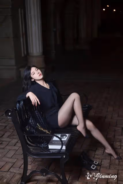 高跟鞋下的長腿女神,黑絲弔帶襪的神秘誘惑你能否抵擋得住?