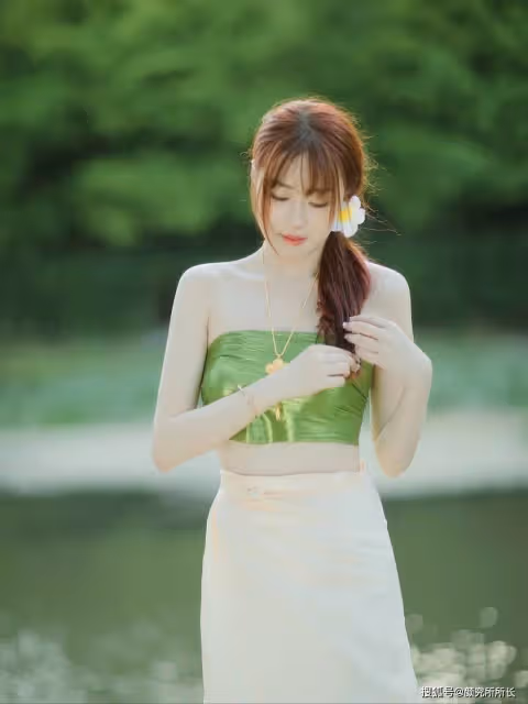 一朵雞蛋花 一身傣族服 絕美白嫩尤物的迷人時尚穿搭 盡顯凹凸有致的身材