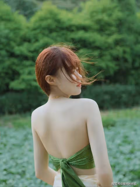 一朵雞蛋花 一身傣族服 絕美白嫩尤物的迷人時尚穿搭 盡顯凹凸有致的身材