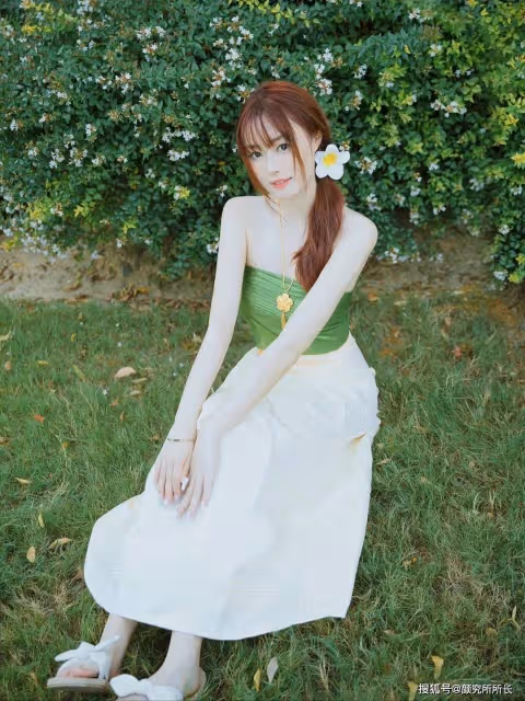 一朵雞蛋花 一身傣族服 絕美白嫩尤物的迷人時尚穿搭 盡顯凹凸有致的身材