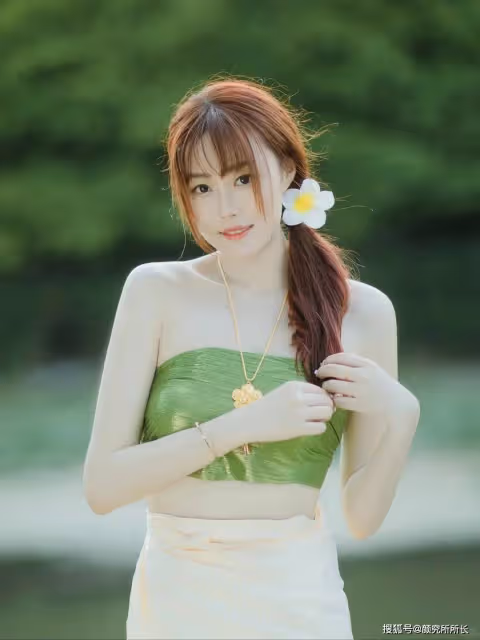 一朵雞蛋花 一身傣族服 絕美白嫩尤物的迷人時尚穿搭 盡顯凹凸有致的身材