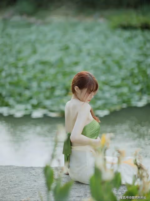 一朵雞蛋花 一身傣族服 絕美白嫩尤物的迷人時尚穿搭 盡顯凹凸有致的身材