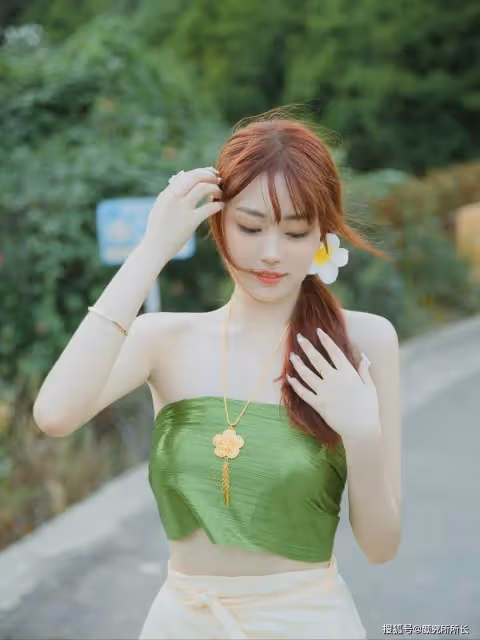 一朵雞蛋花 一身傣族服 絕美白嫩尤物的迷人時尚穿搭 盡顯凹凸有致的身材