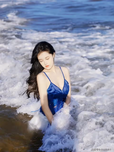 絕美白嫩尤物的海邊藝術穿搭:藍色弔帶背心搭配白色蓬蓬裙 優雅迷人