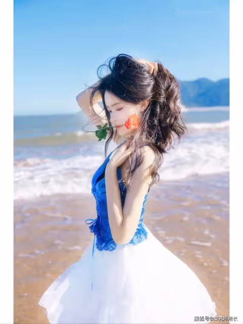 絕美白嫩尤物的海邊藝術穿搭:藍色弔帶背心搭配白色蓬蓬裙 優雅迷人