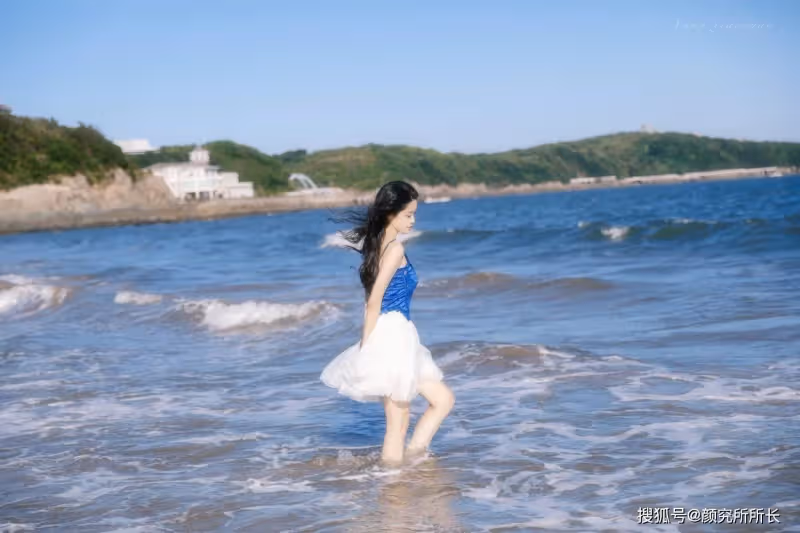 絕美白嫩尤物的海邊藝術穿搭:藍色弔帶背心搭配白色蓬蓬裙 優雅迷人