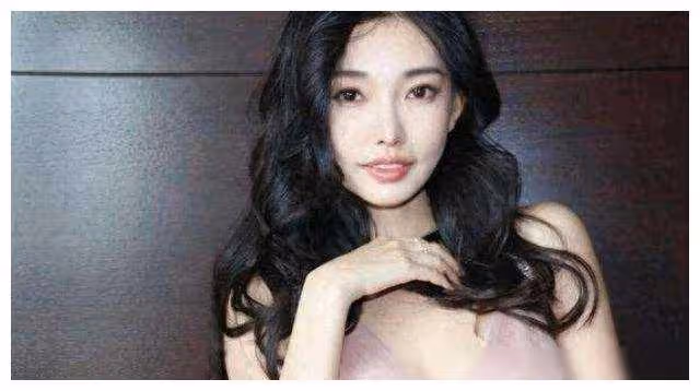 王晶大二被發掘,拍三部戲賺26億!如今成最美晶女郎!