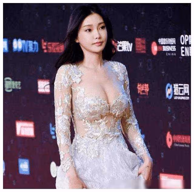 王晶大二被發掘,拍三部戲賺26億!如今成最美晶女郎!