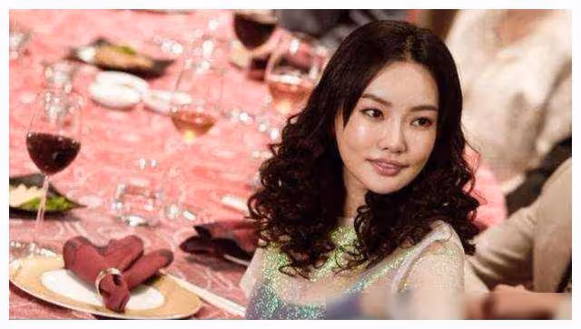 王晶大二被發掘,拍三部戲賺26億!如今成最美晶女郎!