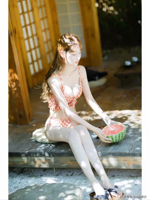 白嫩36D極品尤物夏日清涼穿搭:紅色印花比基尼猶如海灘霞光 清新又活力四射