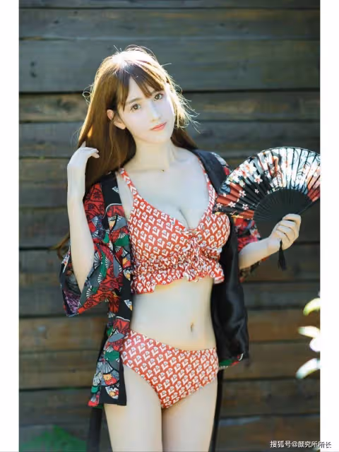 白嫩36D極品尤物夏日清涼穿搭:紅色印花比基尼猶如海灘霞光 清新又活力四射