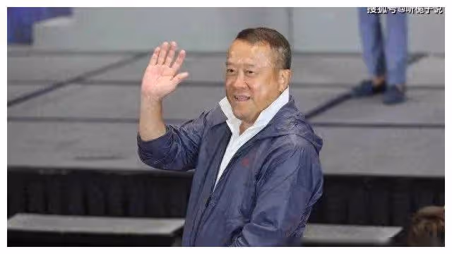 曾志偉親自歡迎女富豪,70歲元老周到款待,TVB門口細心備禮!