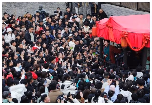 揭秘「開封王婆」真實身份:知名相聲大師兒媳,郭德綱尊稱師嬸