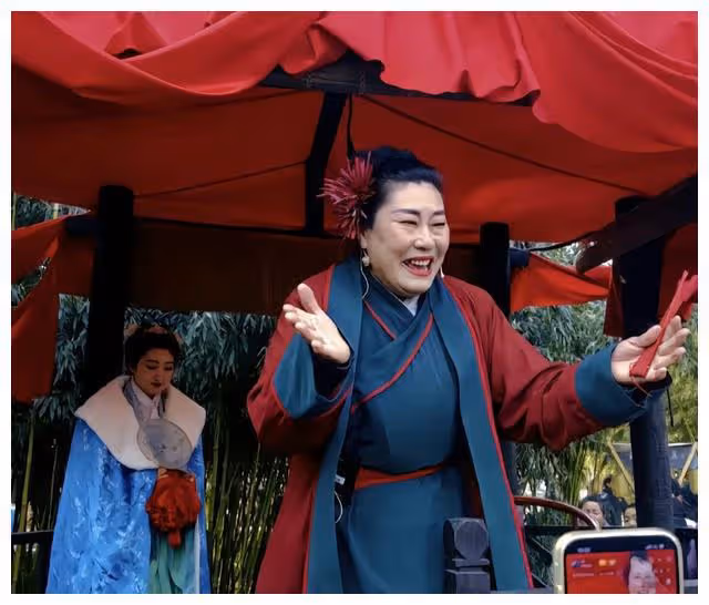 揭秘「開封王婆」真實身份:知名相聲大師兒媳,郭德綱尊稱師嬸
