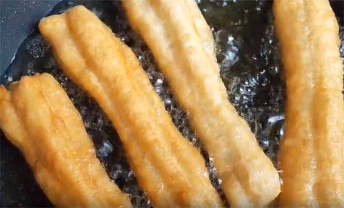 不揉面,不加明礬,不加泡打粉,只用酵母,教你在家做香酥大油條