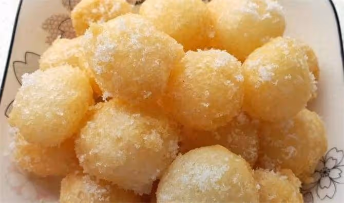 糯米粉這樣做超好吃,開水一燙,不用發麵,外酥里糯,個個鼓大泡