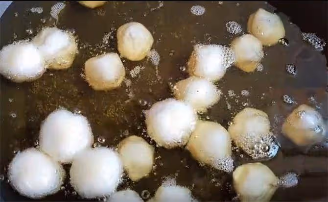 糯米粉這樣做超好吃,開水一燙,不用發麵,外酥里糯,個個鼓大泡