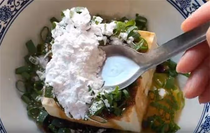 一塊豆腐,5根尖椒,不油炸,簡單幾步,鮮辣滑嫩,超級好吃