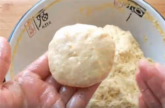 玉米面開水一燙,筷子一攪,外酥里軟,方法簡單,粗糧細作更好吃