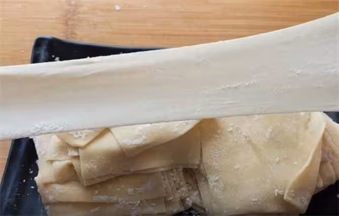 餛飩皮不用出去買，只要記住這3步，自己做比買的更好吃
