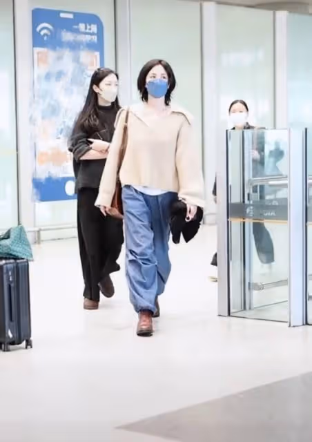 女大十八變!18歲李嫣新照變美變高,長得像李亞鵬,氣質像王菲!