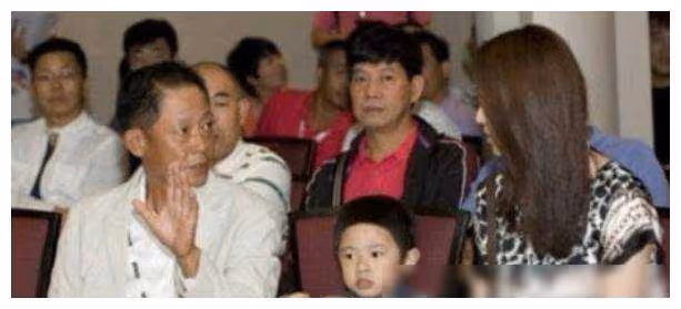 王志文近照曝光,身旁8名助理待命,8歲兒子出演電影