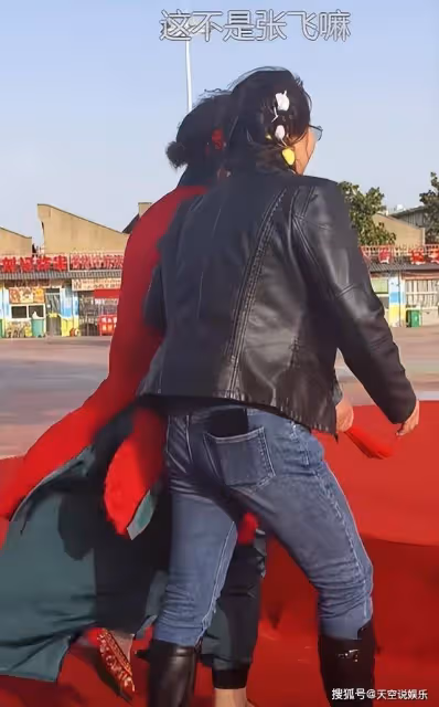 周口王婆出現!模仿開封王婆,打扮很相似,網友:這是李逵的媽媽