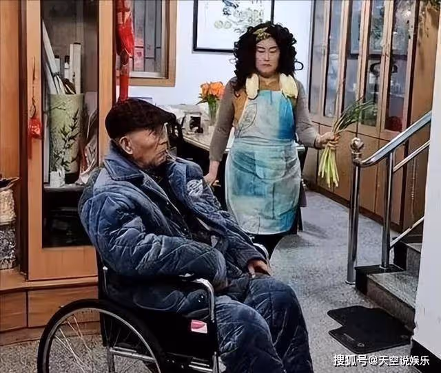 周口王婆出現!模仿開封王婆,打扮很相似,網友:這是李逵的媽媽