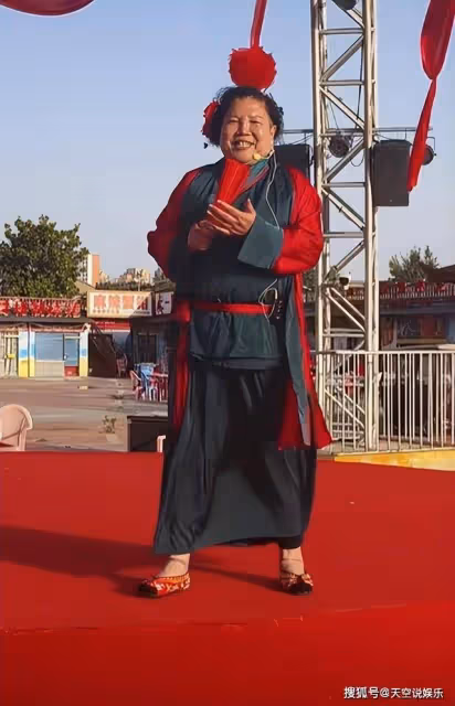 周口王婆出現!模仿開封王婆,打扮很相似,網友:這是李逵的媽媽