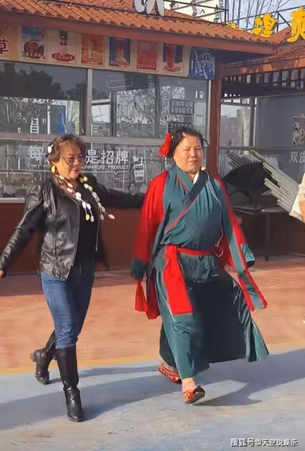 周口王婆出現!模仿開封王婆,打扮很相似,網友:這是李逵的媽媽